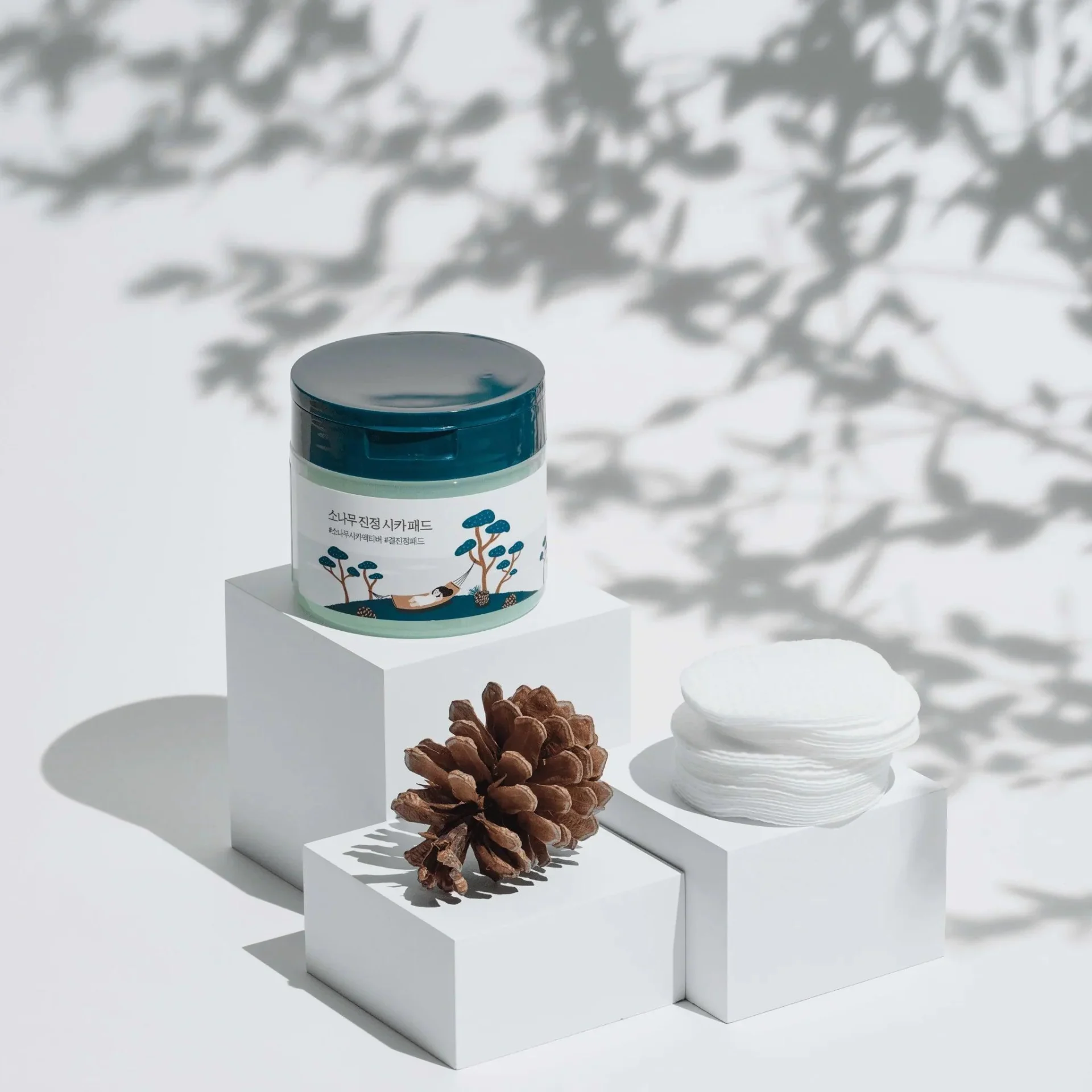 Round Lab - Pine Calming Cica Pad - Soothing and smoothing facial tampons - 50 pcs - Image 2